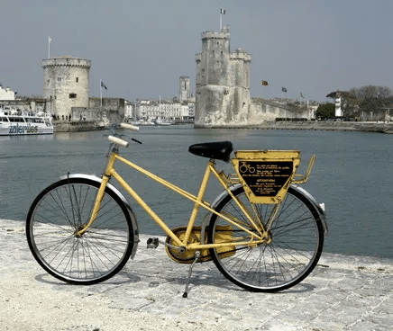 1976 - 1ers vélos jaunes en libre-service.
